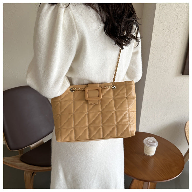 Claire – Trendy Shoulder Bag with Quilted Pattern and Chain