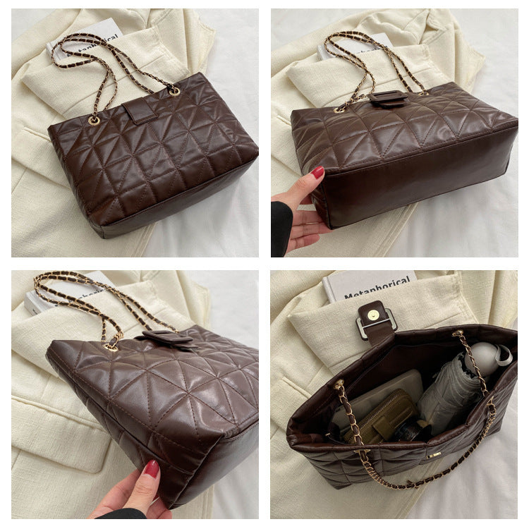 Claire – Trendy Shoulder Bag with Quilted Pattern and Chain