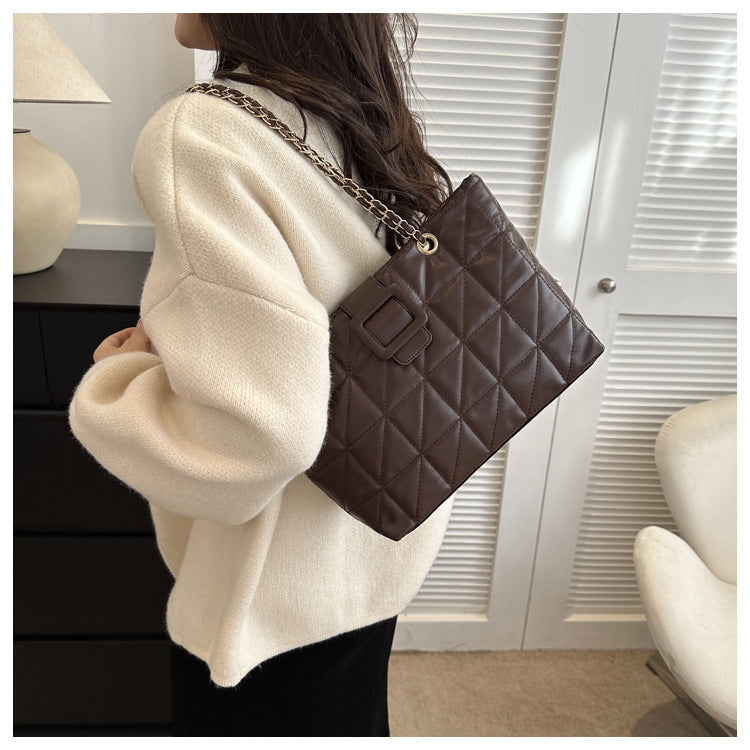 Claire – Trendy Shoulder Bag with Quilted Pattern and Chain