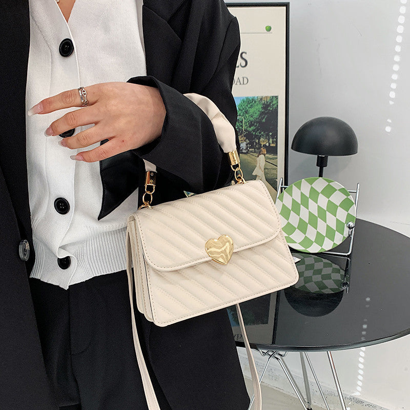 Julia – Trendy Shoulder Bag with Chain and Heart Metal Design