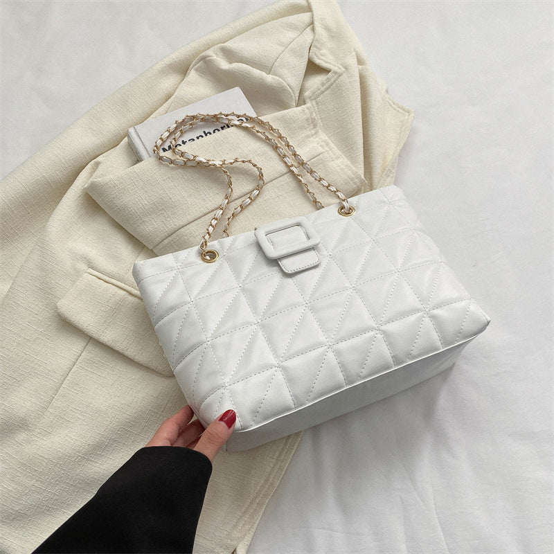Claire – Trendy Shoulder Bag with Quilted Pattern and Chain