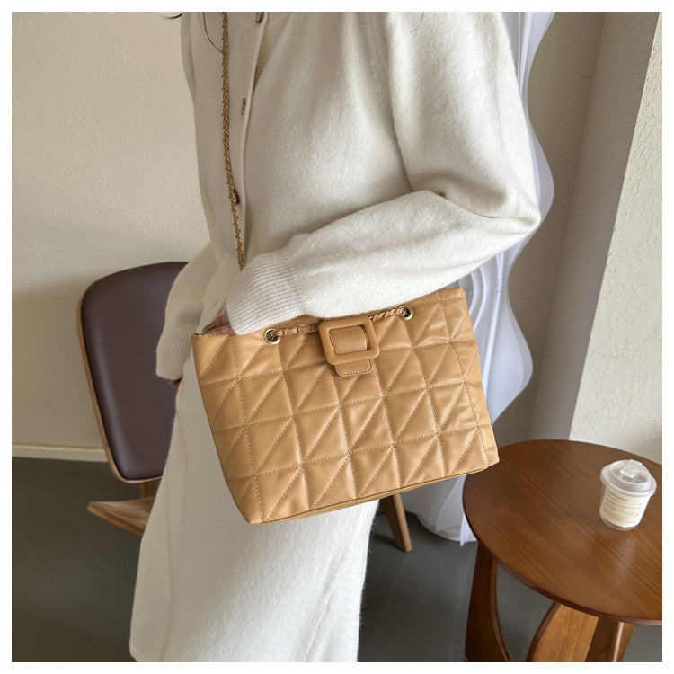 Claire – Trendy Shoulder Bag with Quilted Pattern and Chain