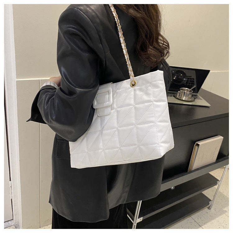 Claire – Trendy Shoulder Bag with Quilted Pattern and Chain