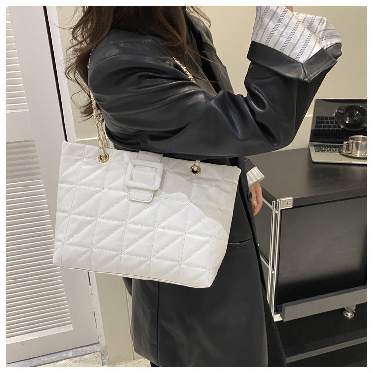 Claire – Trendy Shoulder Bag with Quilted Pattern and Chain
