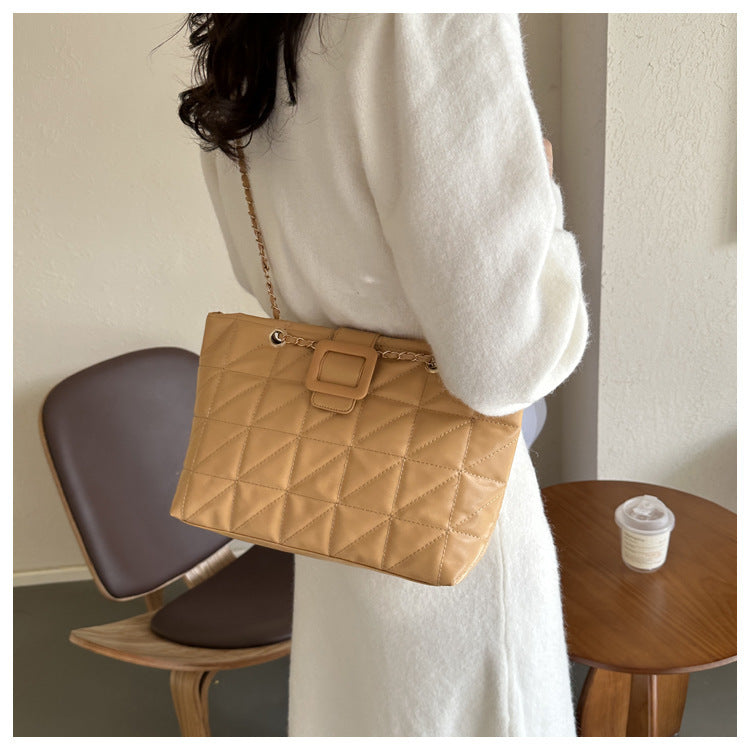 Claire – Trendy Shoulder Bag with Quilted Pattern and Chain