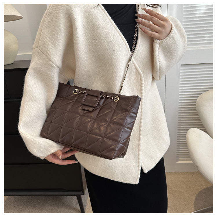 Claire – Trendy Shoulder Bag with Quilted Pattern and Chain