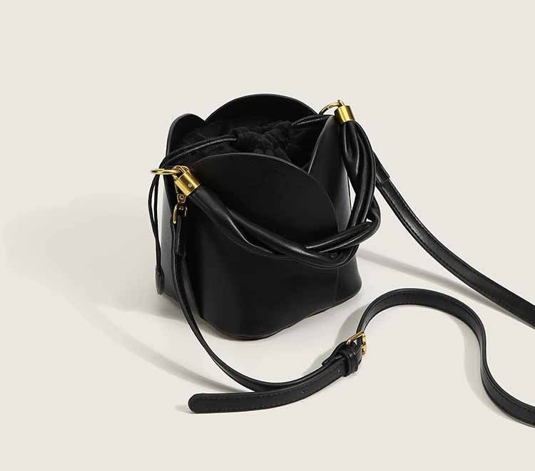 Alice – Fashionable Women's Vegan Leather Handbag with Floral Pattern