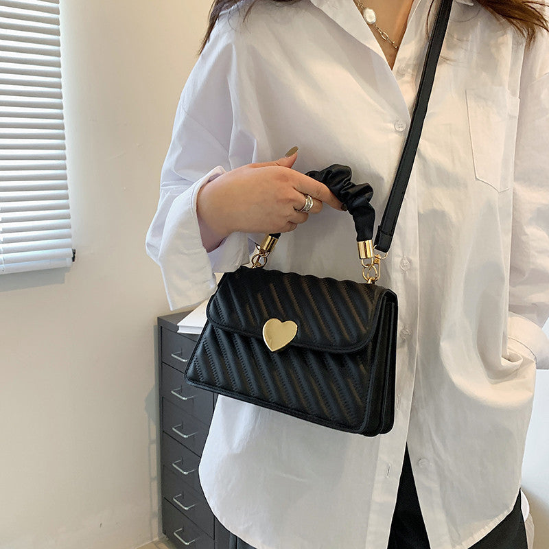 Julia – Trendy Shoulder Bag with Chain and Heart Metal Design