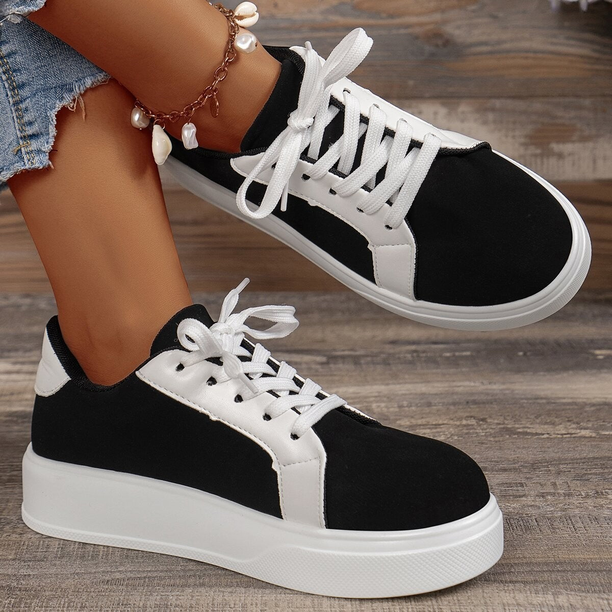 Carly – Retro Women's Sneakers with Laces
