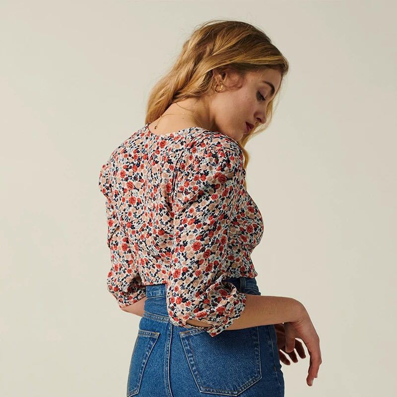 Linda – Short Sleeve Blouse with Button and Floral Pattern