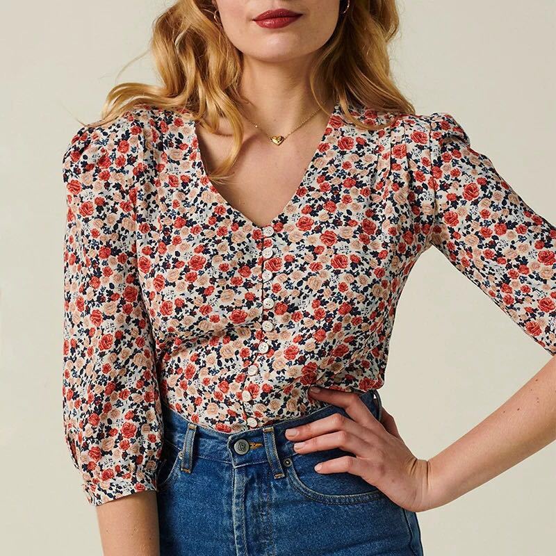 Linda – Short Sleeve Blouse with Button and Floral Pattern