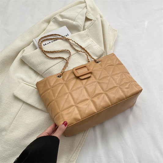 Claire – Trendy Shoulder Bag with Quilted Pattern and Chain