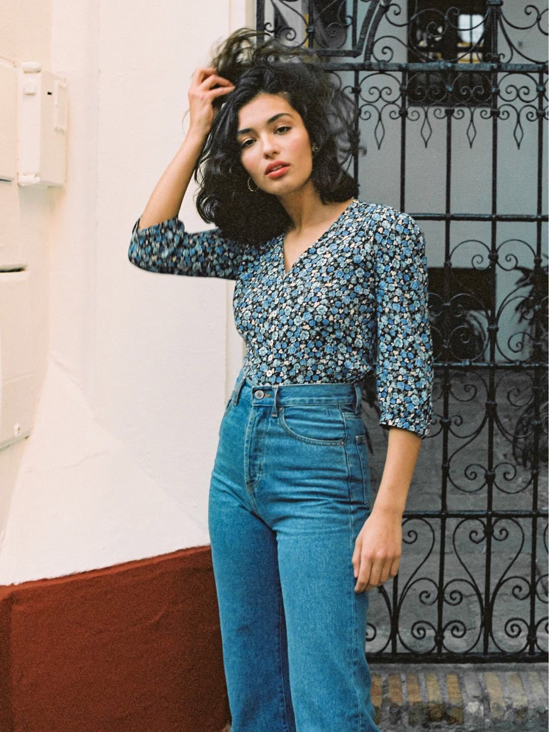 Linda – Short Sleeve Blouse with Button and Floral Pattern