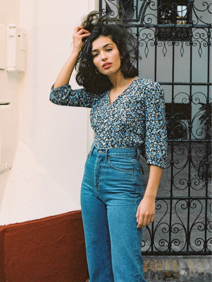 Linda – Short Sleeve Blouse with Button and Floral Pattern