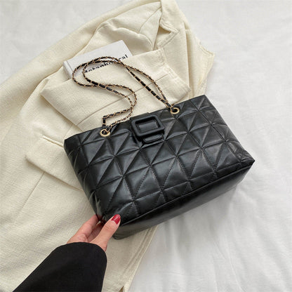 Claire – Trendy Shoulder Bag with Quilted Pattern and Chain