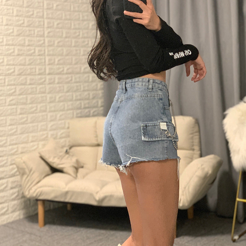 Jenny – High-Waisted Denim Shorts with Chain and Wide Leg