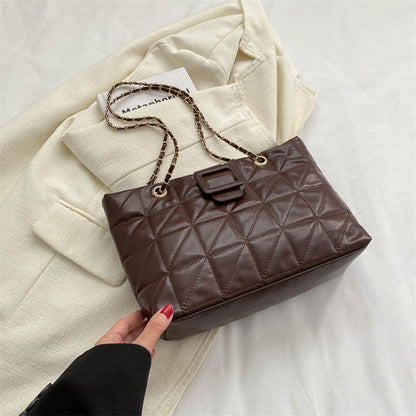 Claire – Trendy Shoulder Bag with Quilted Pattern and Chain