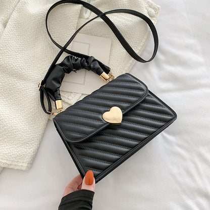 Julia – Trendy Shoulder Bag with Chain and Heart Metal Design