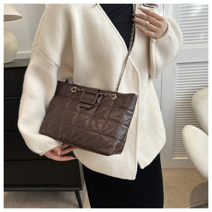 Claire – Trendy Shoulder Bag with Quilted Pattern and Chain