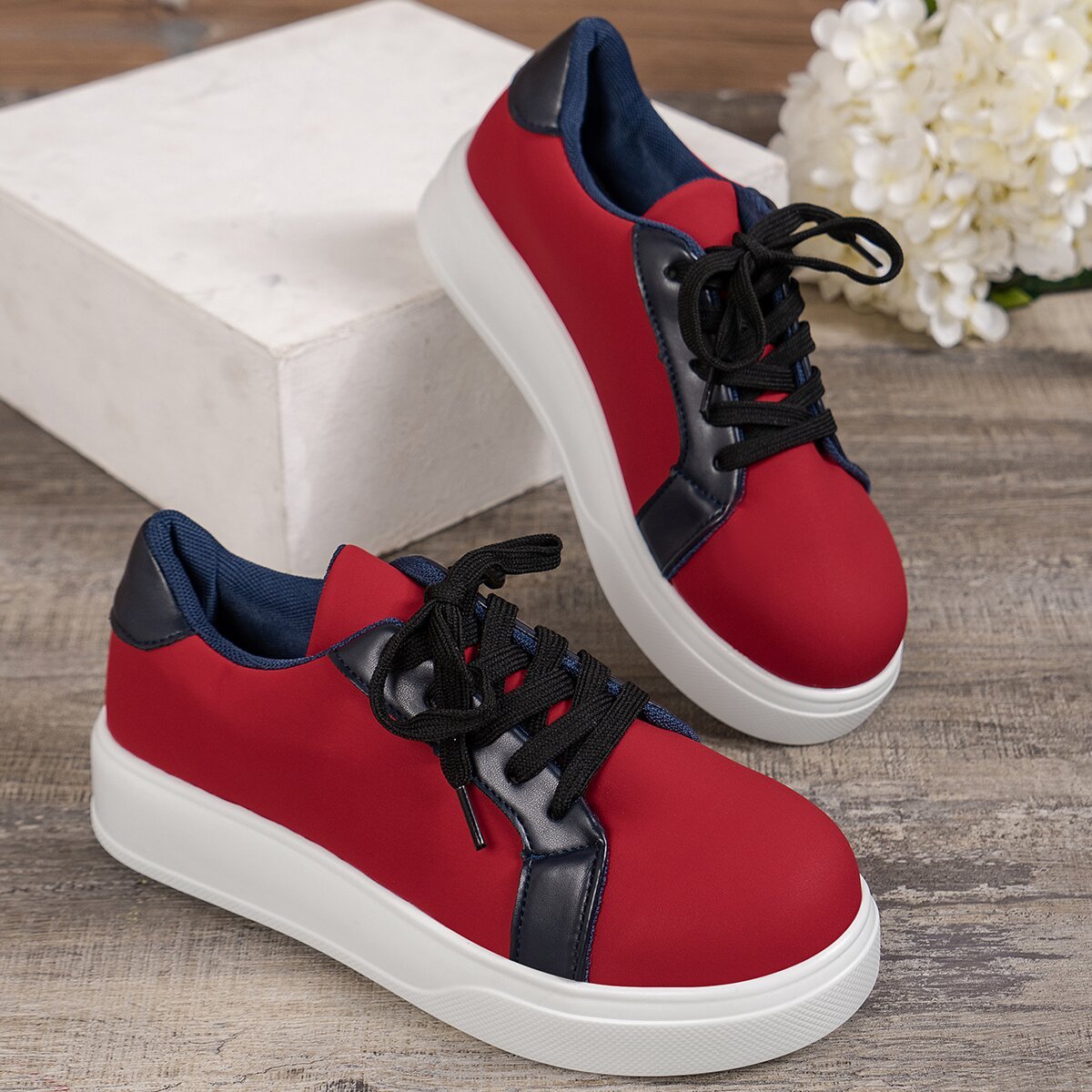 Carly – Retro Women's Sneakers with Laces