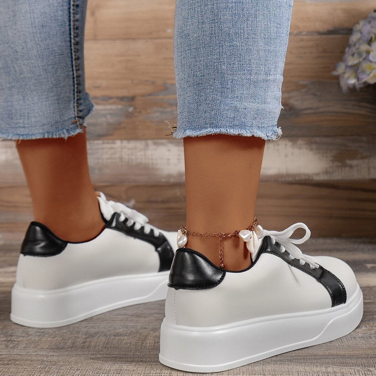 Carly – Retro Women's Sneakers with Laces