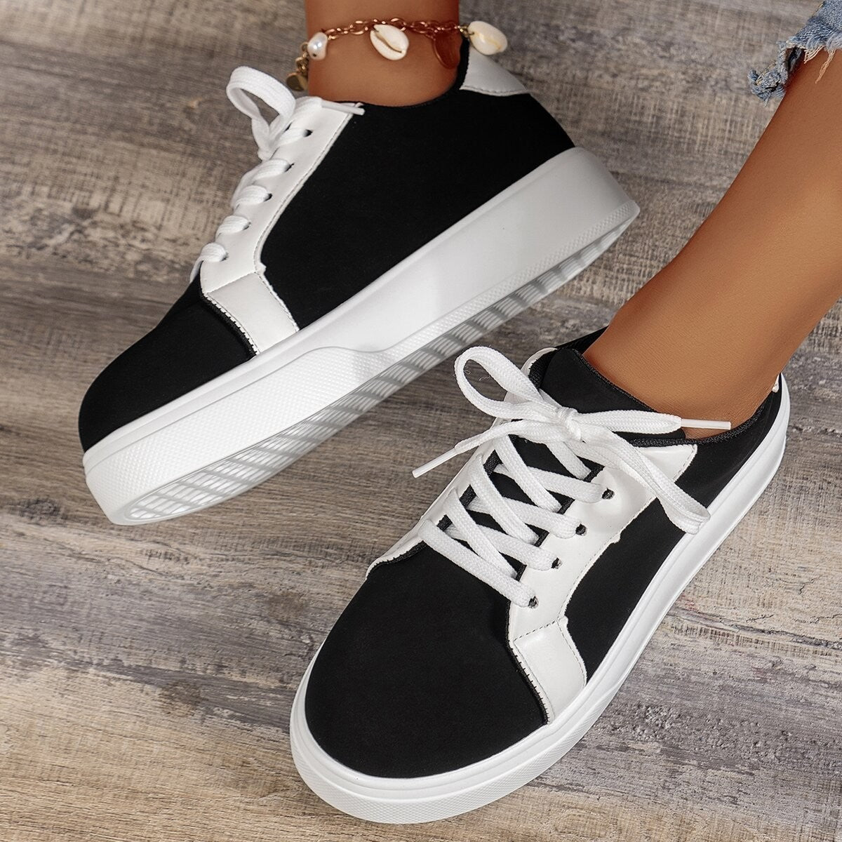 Carly – Retro Women's Sneakers with Laces